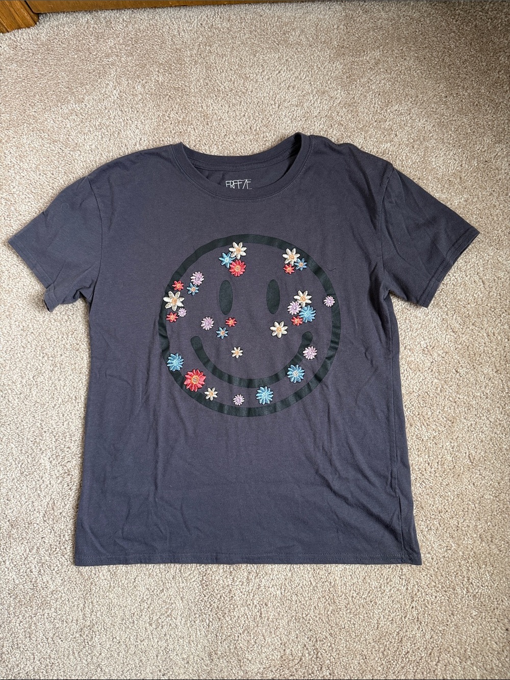Freeze Embroidered Gray Floral Smiley Face T-Shirt. Size Small